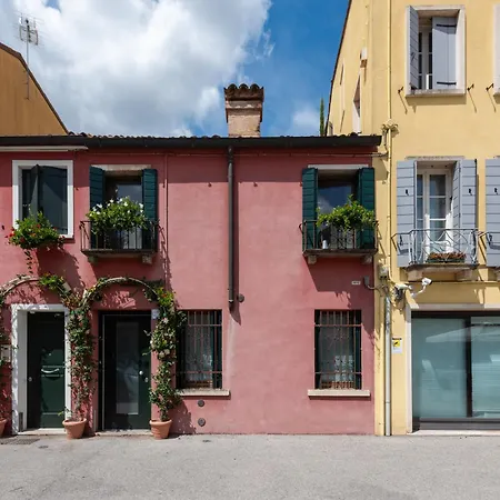 Storico Fronte Piazza In Borgo Portello アパート