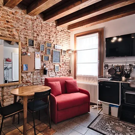 Storico Fronte Piazza In Borgo Portello アパート